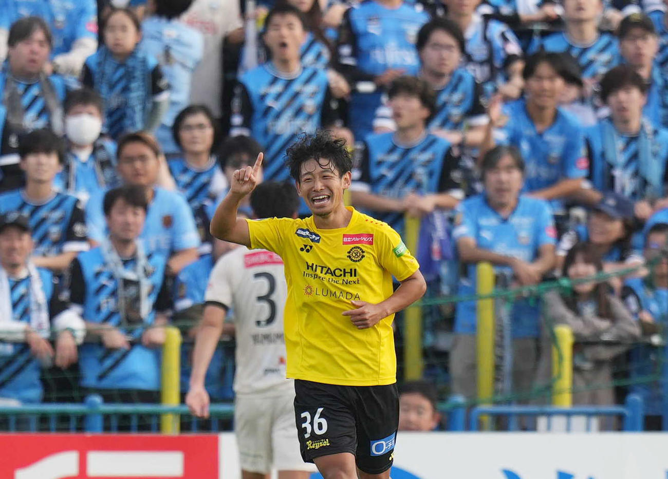 柏対川崎F　前半、先制ゴールを決め、笑顔で喜ぶ柏の山田（撮影・狩俣裕三）