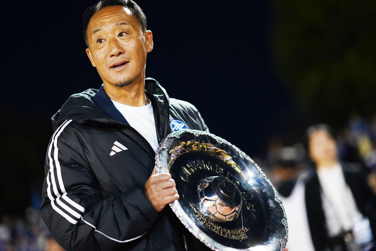 町田対金沢　優勝シャーレを手に笑顔を見せる町田黒田監督（撮影・横山健太）