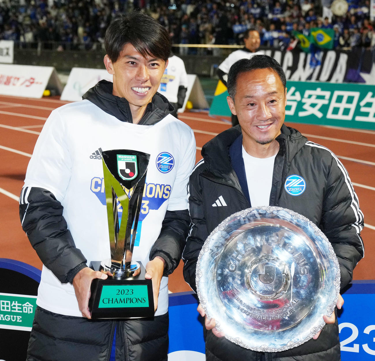 町田対金沢　J2優勝を果たし笑顔を見せる町田太田（左）と黒田監督（撮影・横山健太）