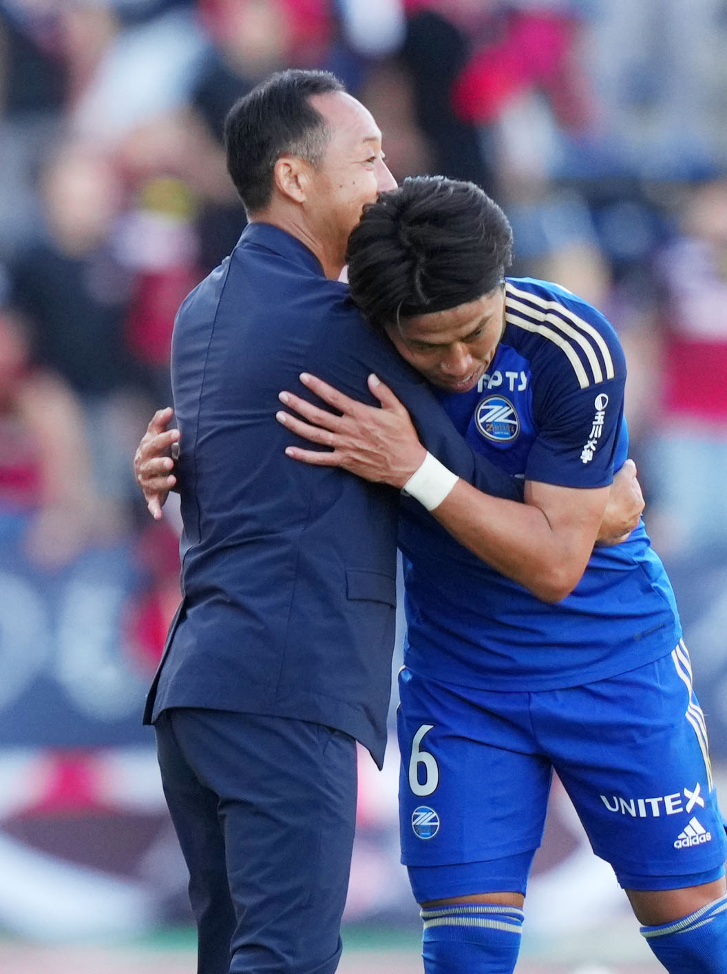 町田対金沢　後半途中でピッチを去り町田黒田監督（左）と抱き合う太田（撮影・横山健太）