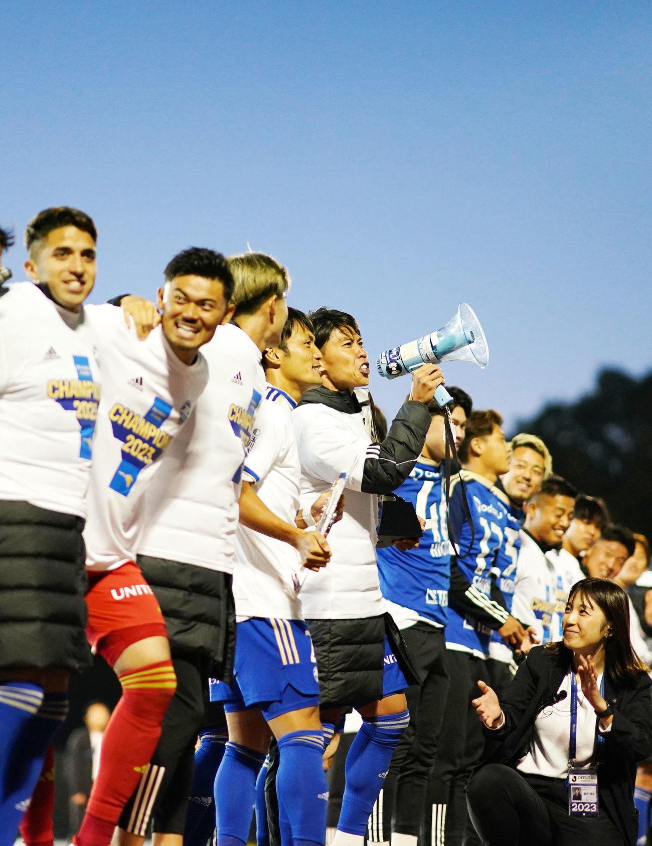 町田対金沢　J2優勝を果たしサポーターと共に歓喜する町田イレブン（撮影・横山健太）