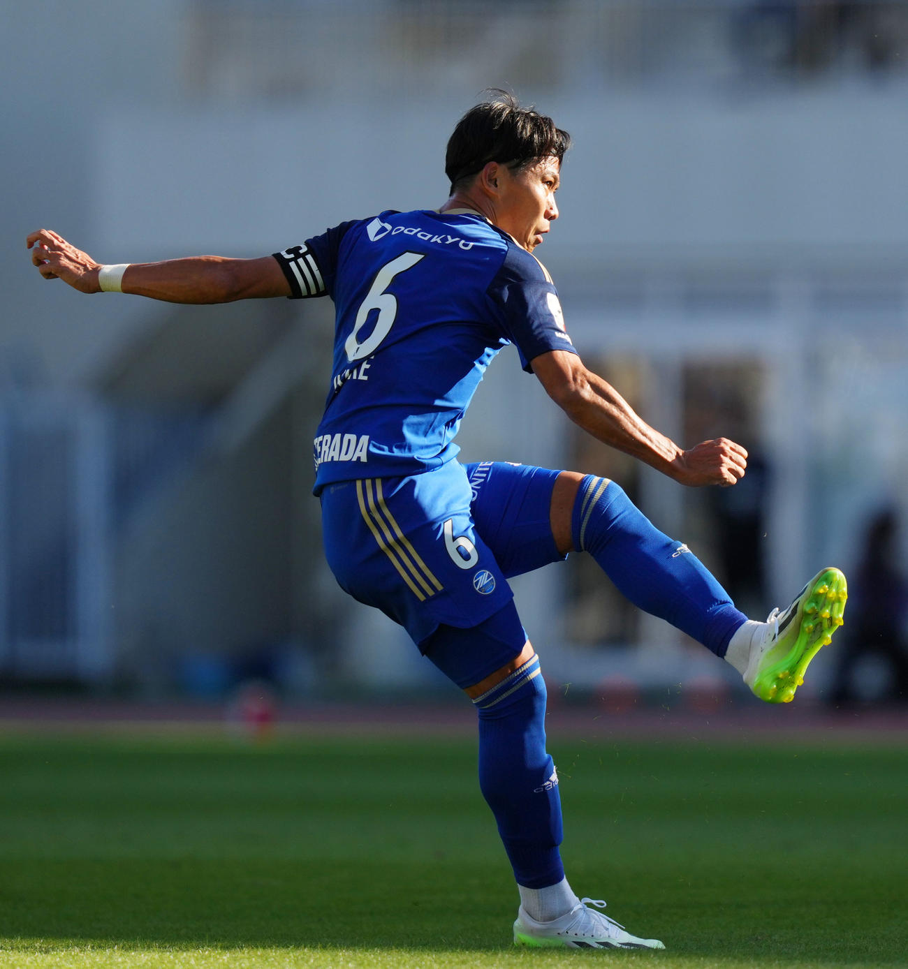 町田対金沢　前半、FKを放つ町田太田（撮影・横山健太）