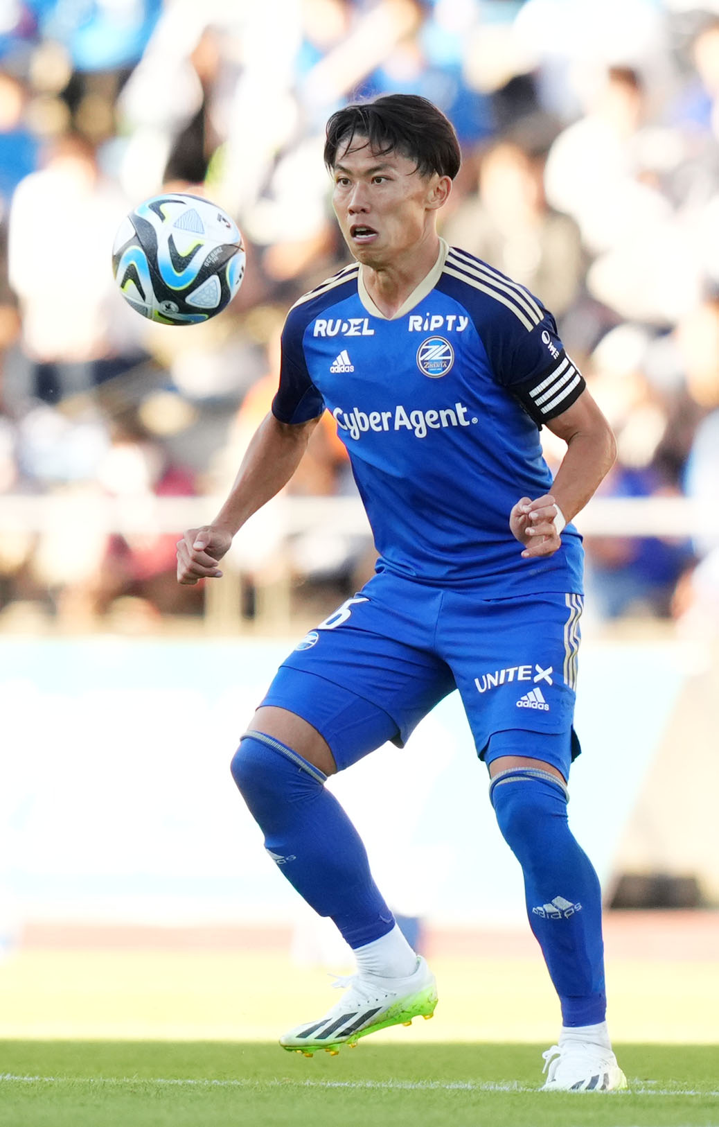 町田対金沢　後半、ドリブルする町田太田（撮影・横山健太）