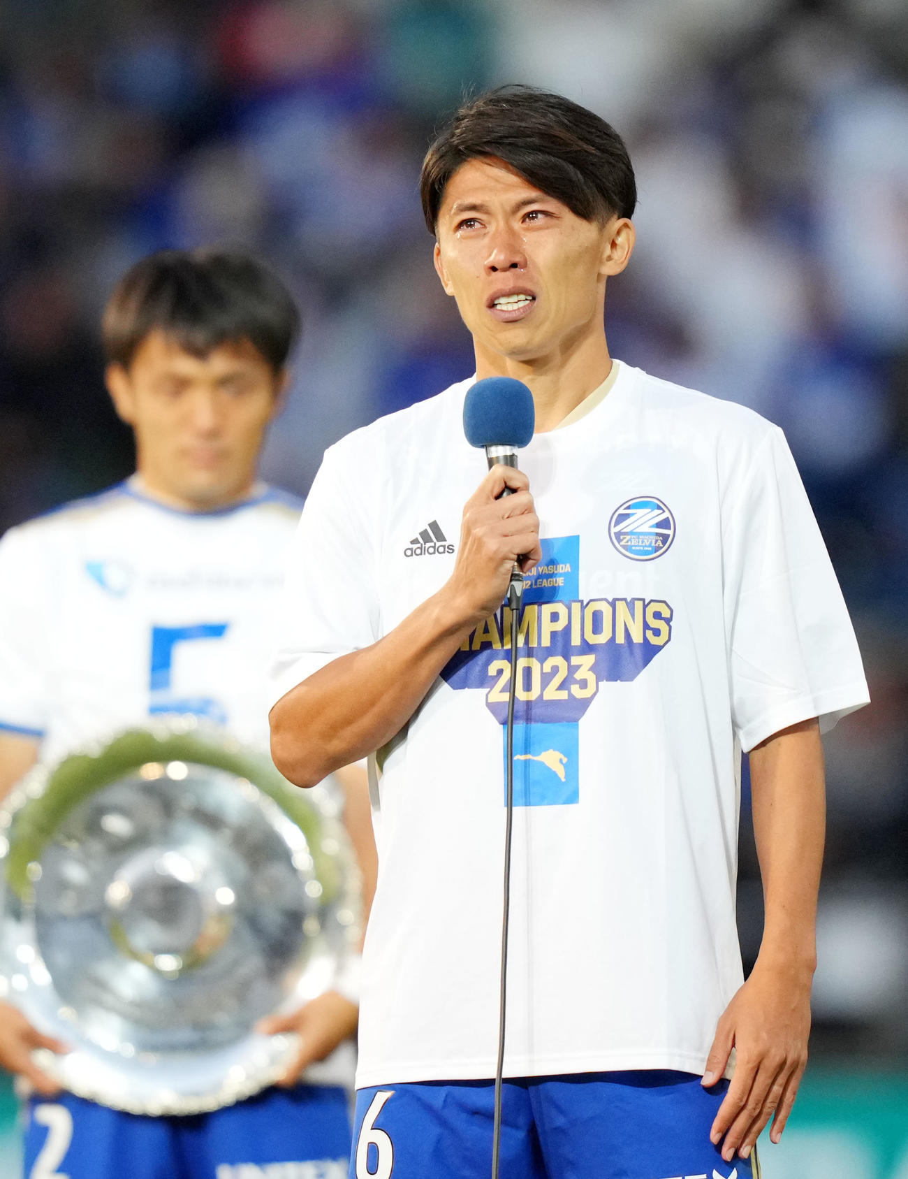 町田対金沢　引退セレモニーで涙を流す町田太田（撮影・横山健太）