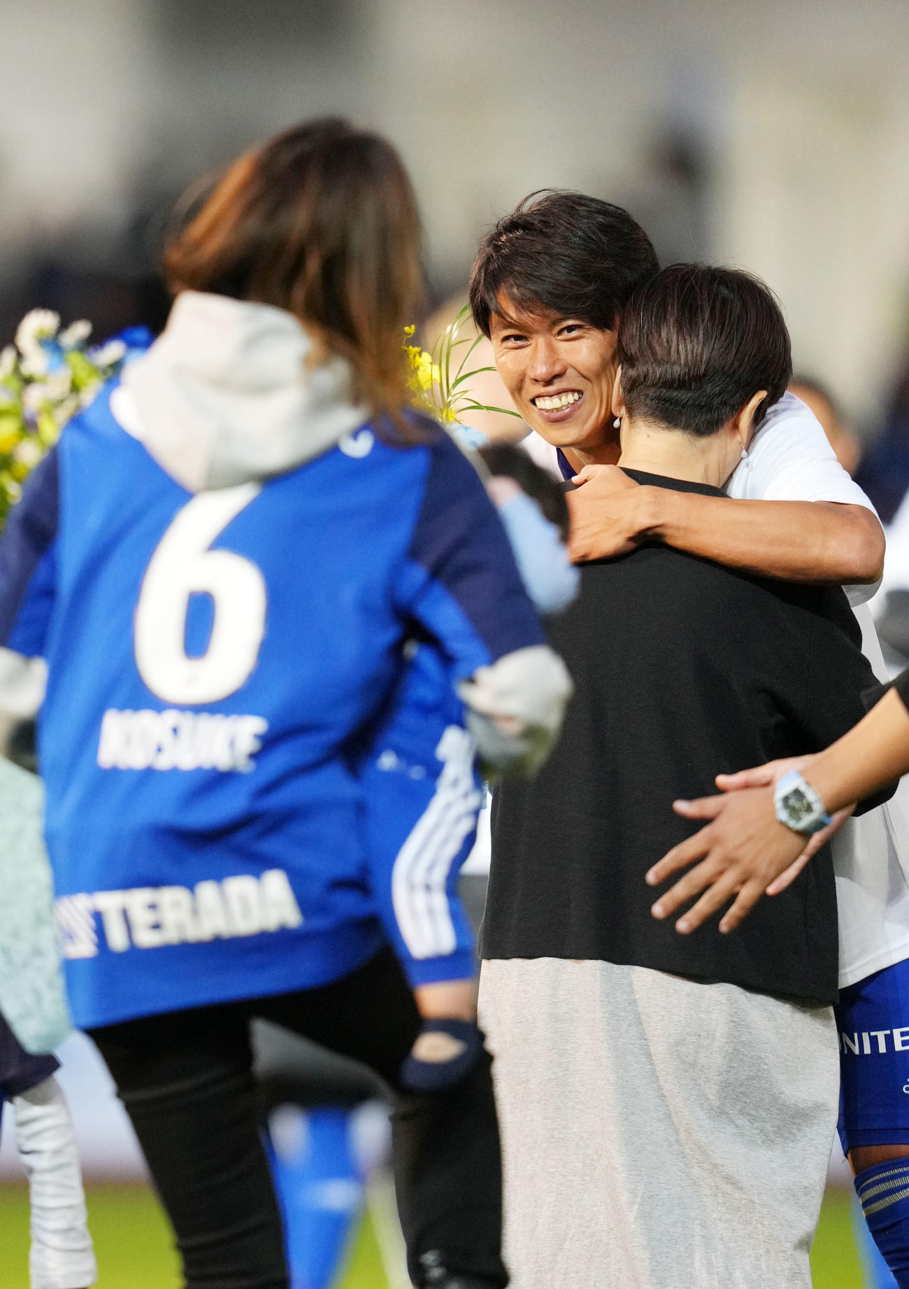 町田対金沢　引退セレモニーで母と抱き合う町田太田（撮影・横山健太）