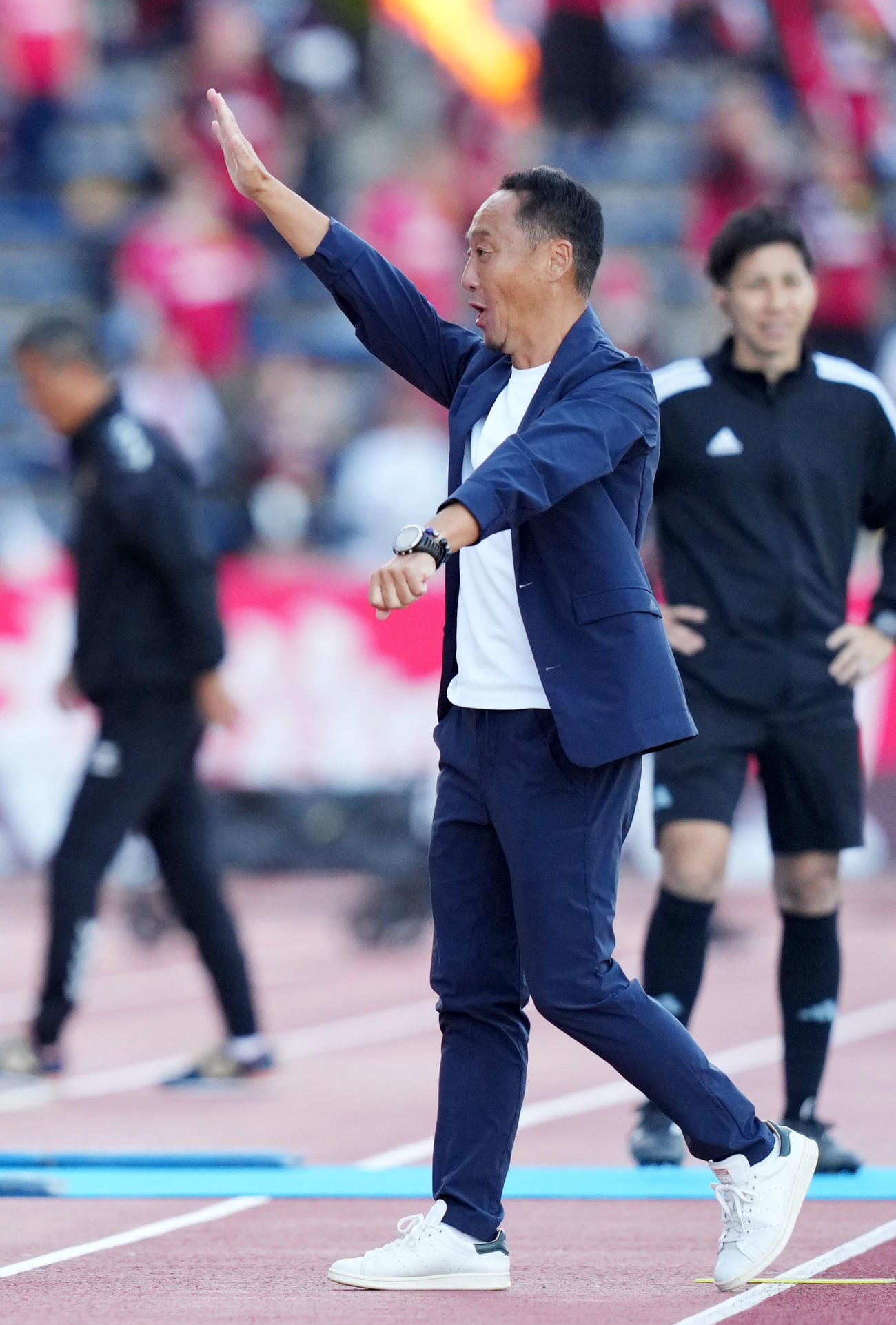 町田対金沢　金沢に勝利しガッツポーズする町田黒田監督（撮影・横山健太）