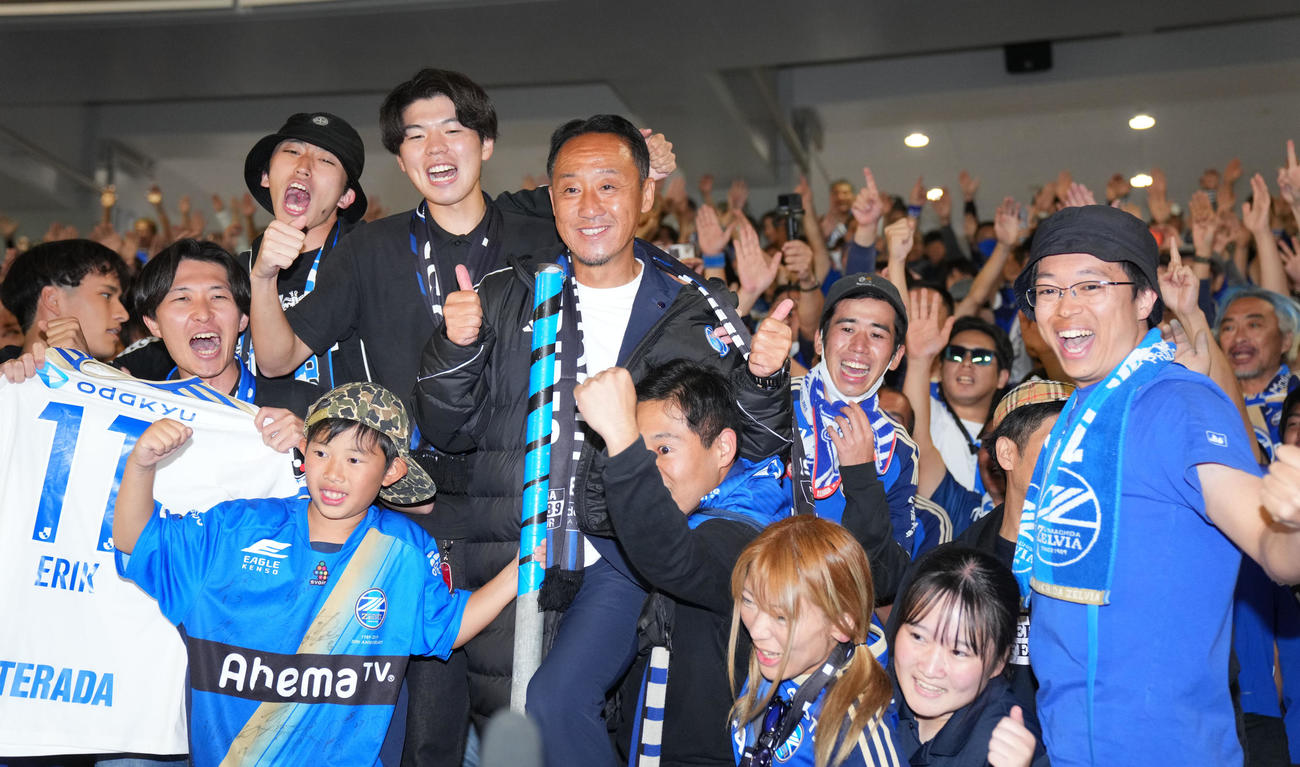 町田対金沢　試合後、サポーターと共に笑顔を見せる町田黒田監督（中央）（撮影・横山健太）