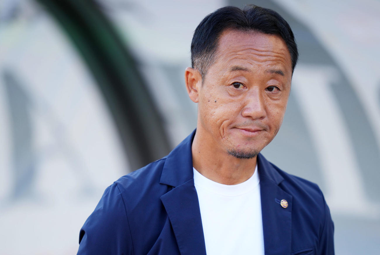 町田対金沢　ピッチを見つめる町田黒田監督（撮影・横山健太）