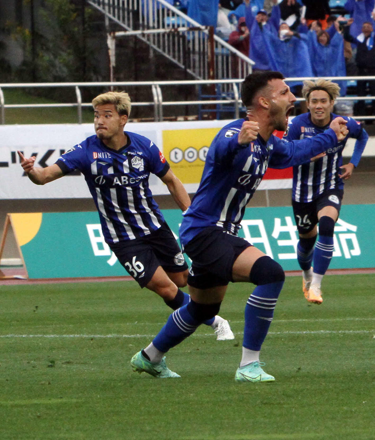 後半アディショナルタイム、決勝ゴールを決めた山形FW高橋（左）は指を突き上げる。アシストしたチアゴ・アウベス（手前）は大喜び（撮影・木村有優）