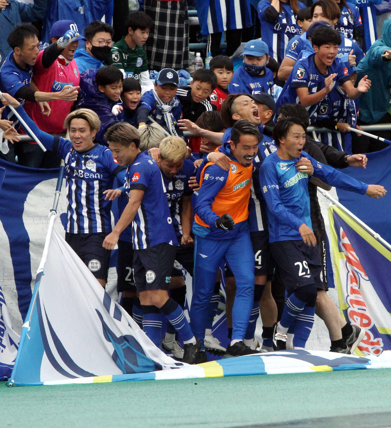 決勝ゴールをサポーターとともに喜ぶ山形イレブン