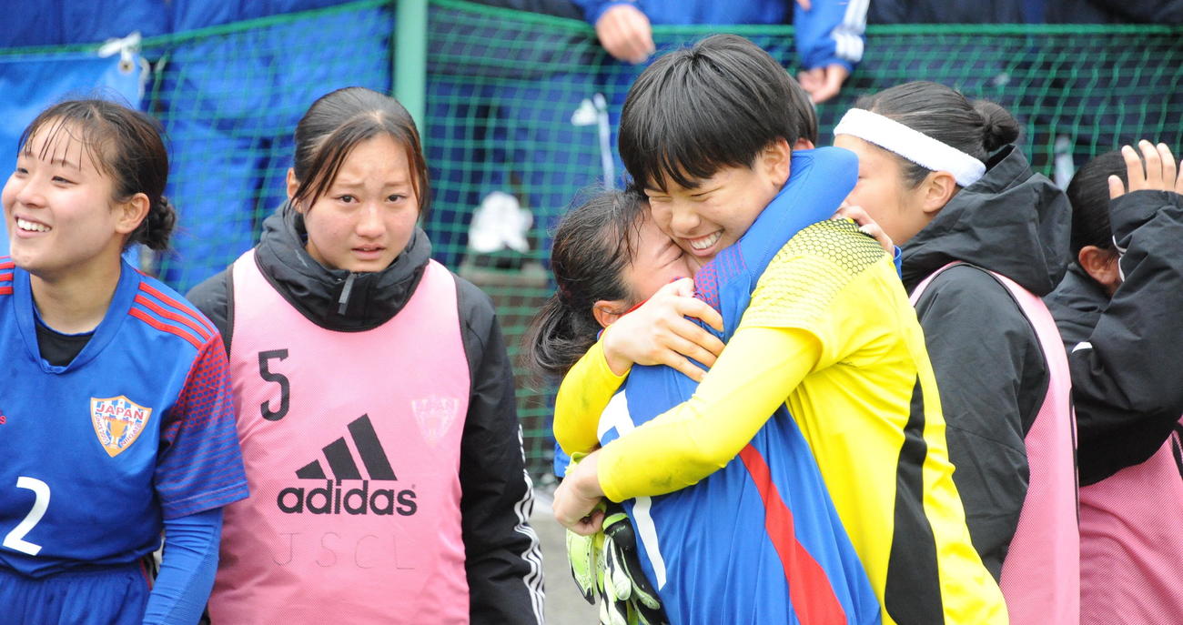 全国選手権出場を決め、チームメートと抱き合って喜ぶ坂田（手前右）