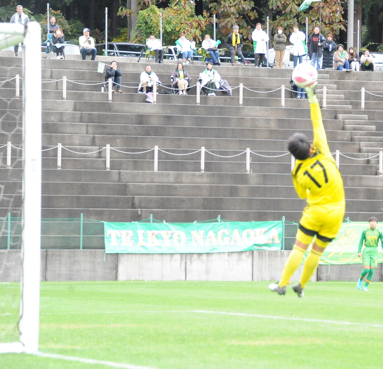 後半31分、相手のミドルシュートをジャンプし、はじく坂田