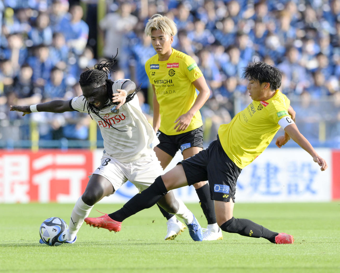 柏―川崎　前半、競り合う川崎・ゴミス（左）と柏・古賀（共同）
