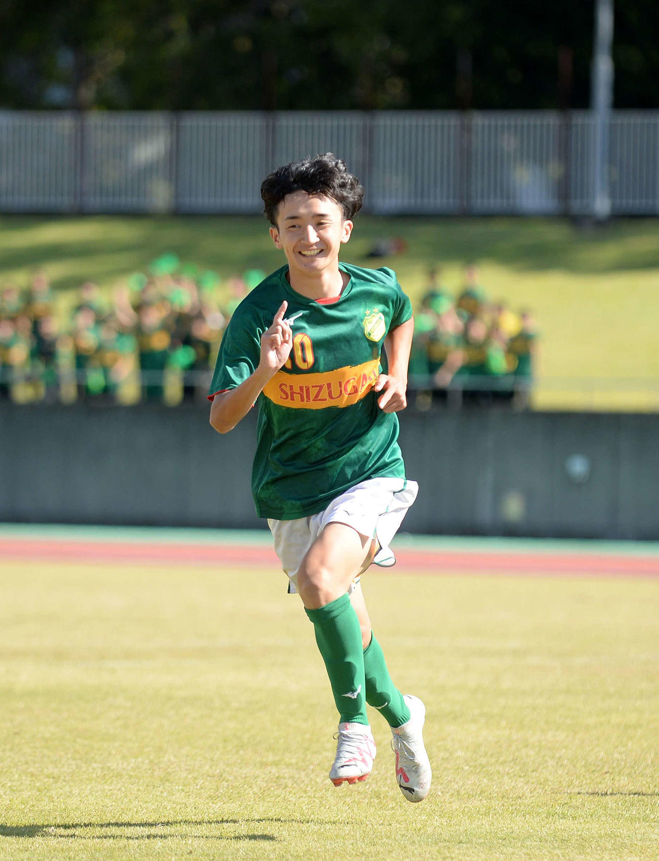 先制点を決め、笑顔で駆けだす静岡学園MF高田