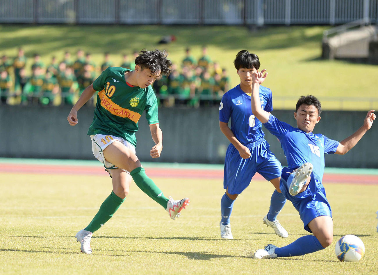 前半4分に先制点を決める静岡学園MF高田（左）