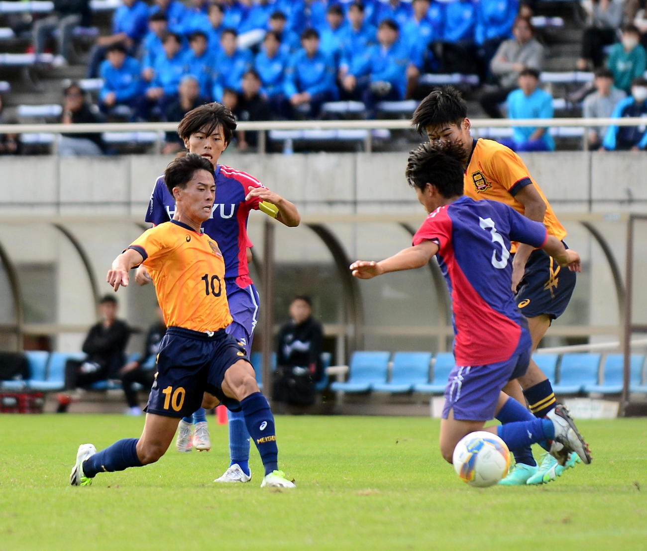 延長後半6分、決勝点を決める藤枝明誠FW村山（左手前）