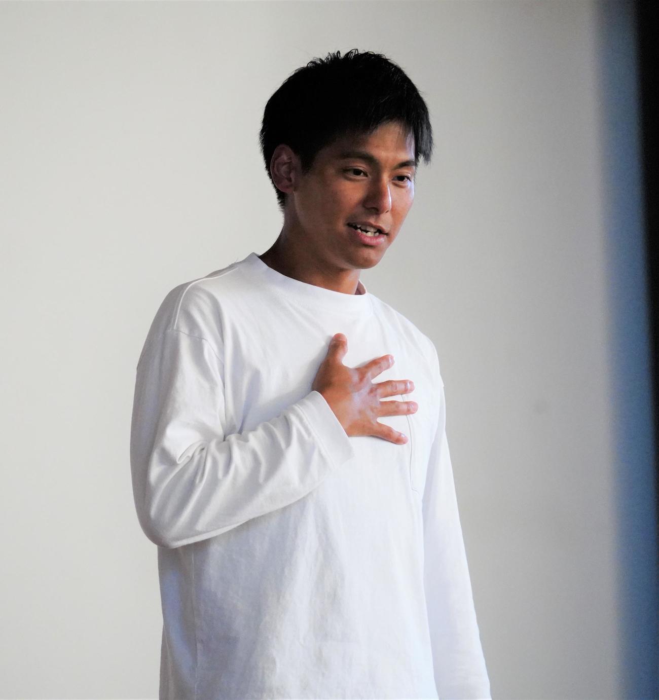 元勤務先の東京・練馬中でキャリアについて講演を行う水戸ホーリーホック普及スタッフの佐藤直也さん（撮影・佐藤成）