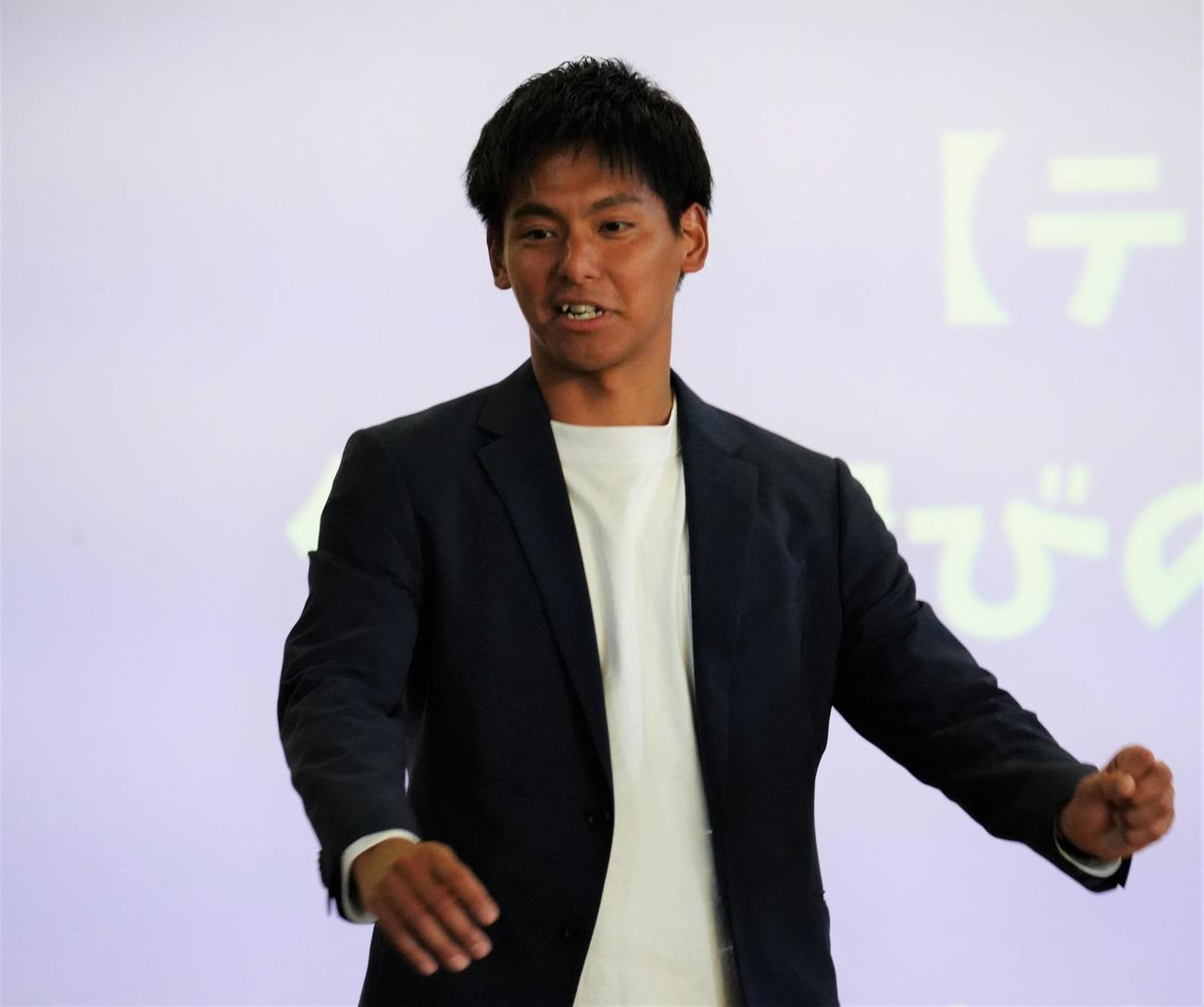 元勤務先の東京・練馬中でキャリアについて講演を行う水戸ホーリーホック普及スタッフの佐藤直也さん（撮影・佐藤成）