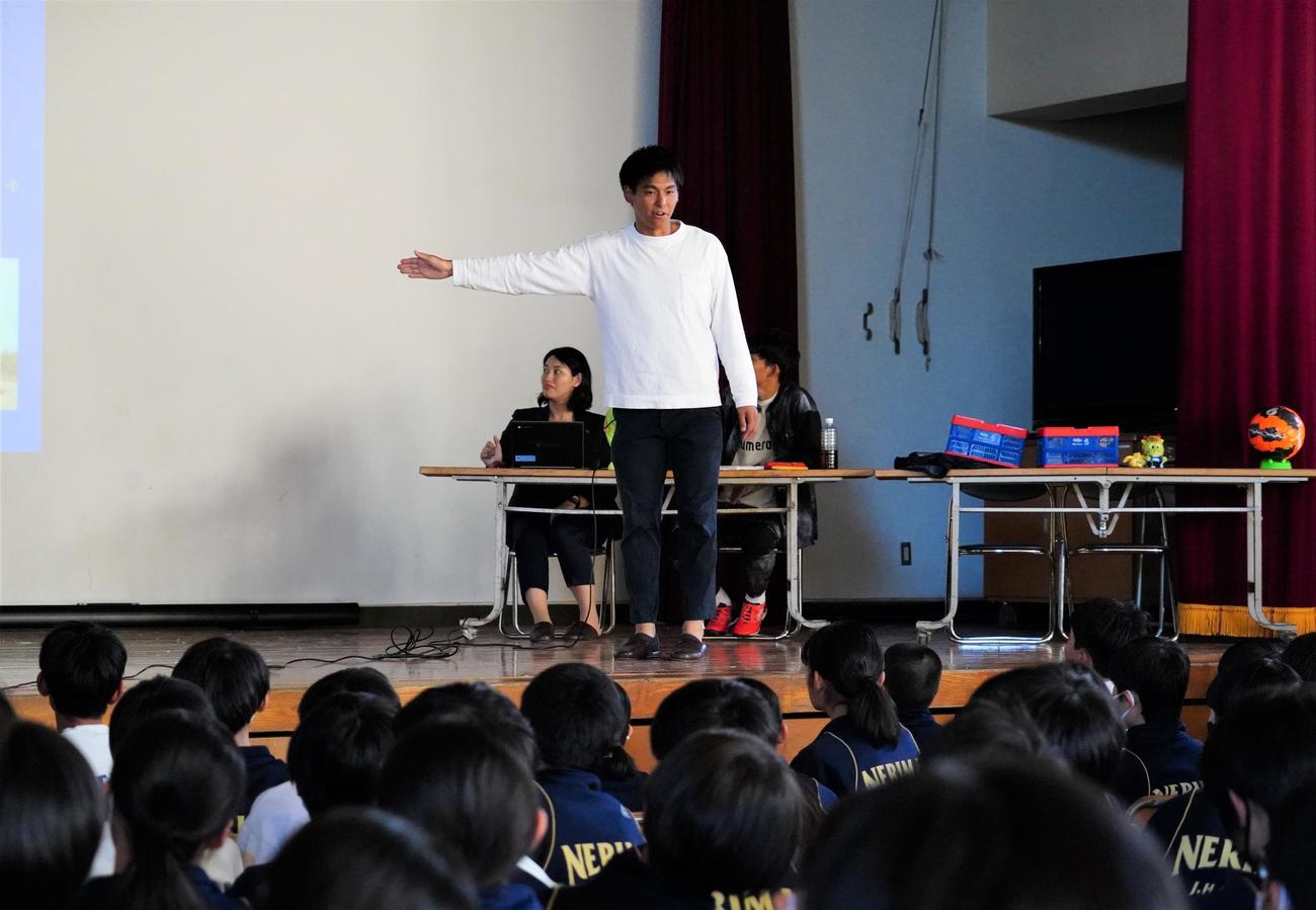 元勤務先の東京・練馬中でキャリアについて講演を行う水戸ホーリーホック普及スタッフの佐藤直也さん（撮影・佐藤成）