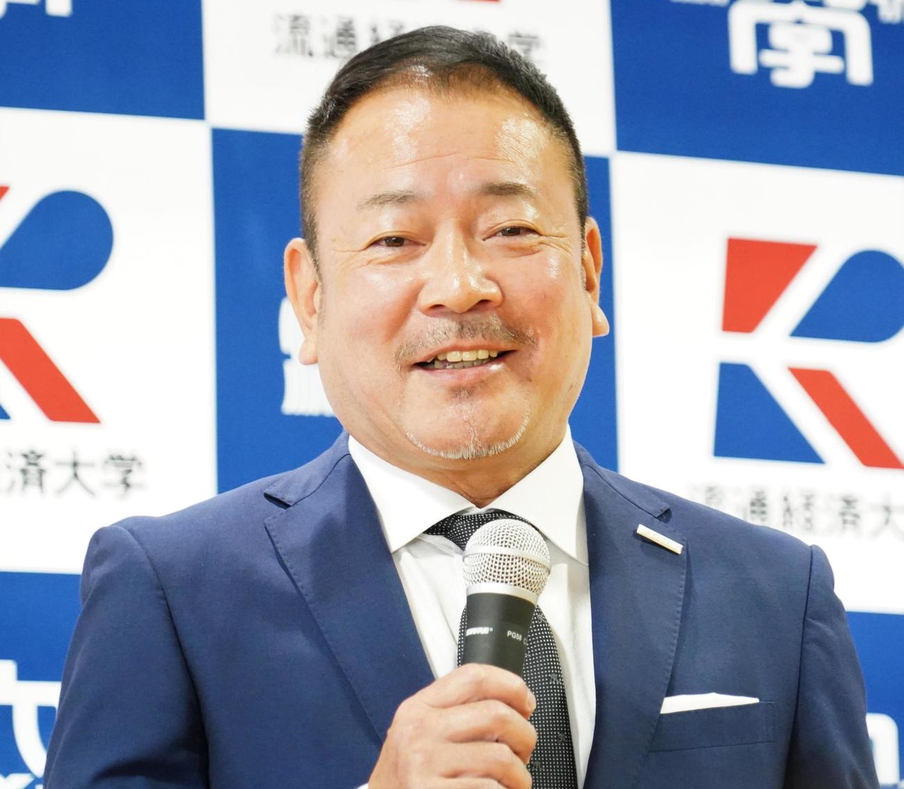 「RKU未来会議～キーワードは“コモンズ”にあり～」であいさつする流通経済大学の上野裕一学長（撮影・佐藤成）