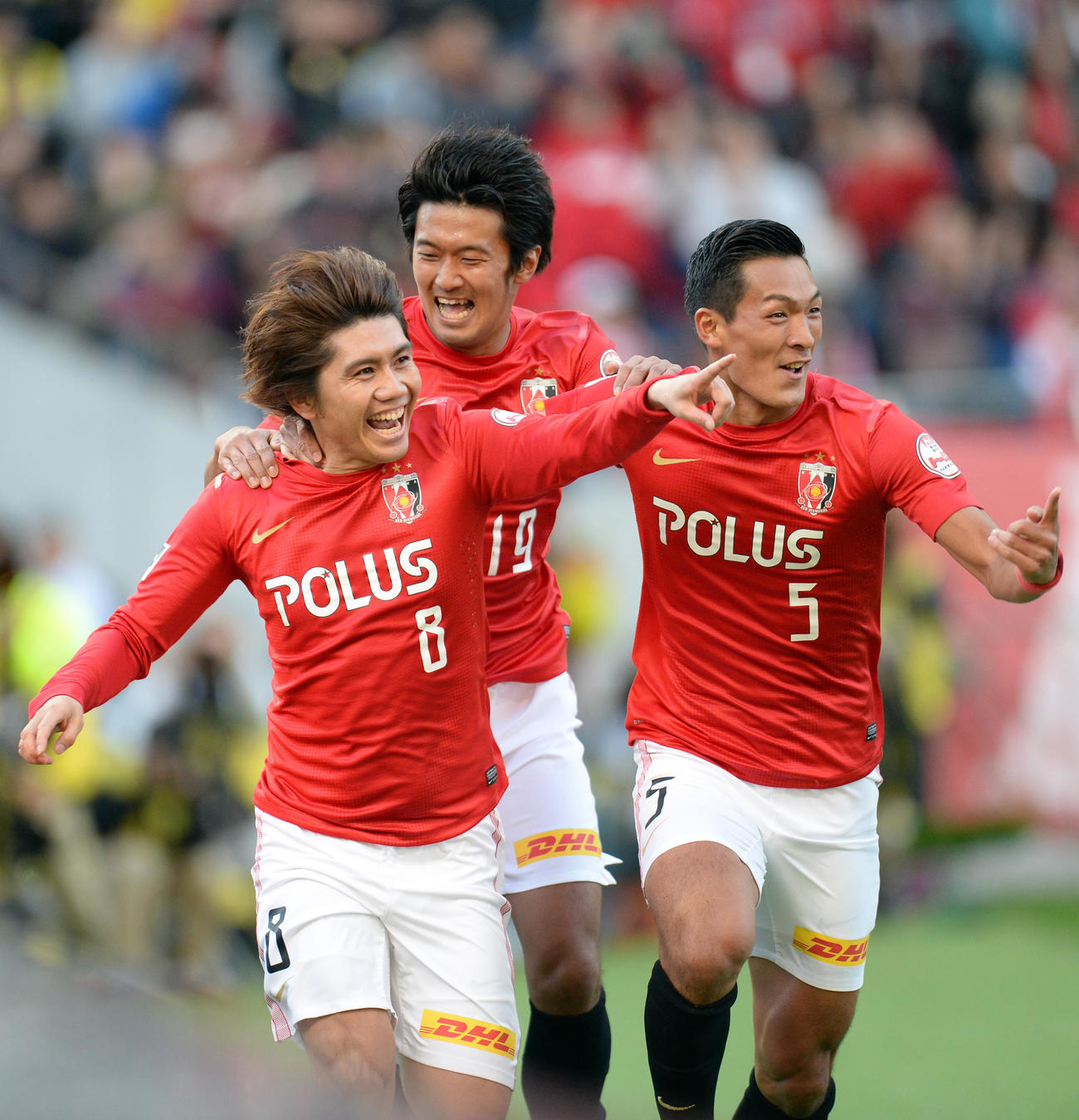 得点を決め笑顔を見せる浦和MF柏木（左）。中央はFW阪野、右はDF槙野（2013年10月撮影）