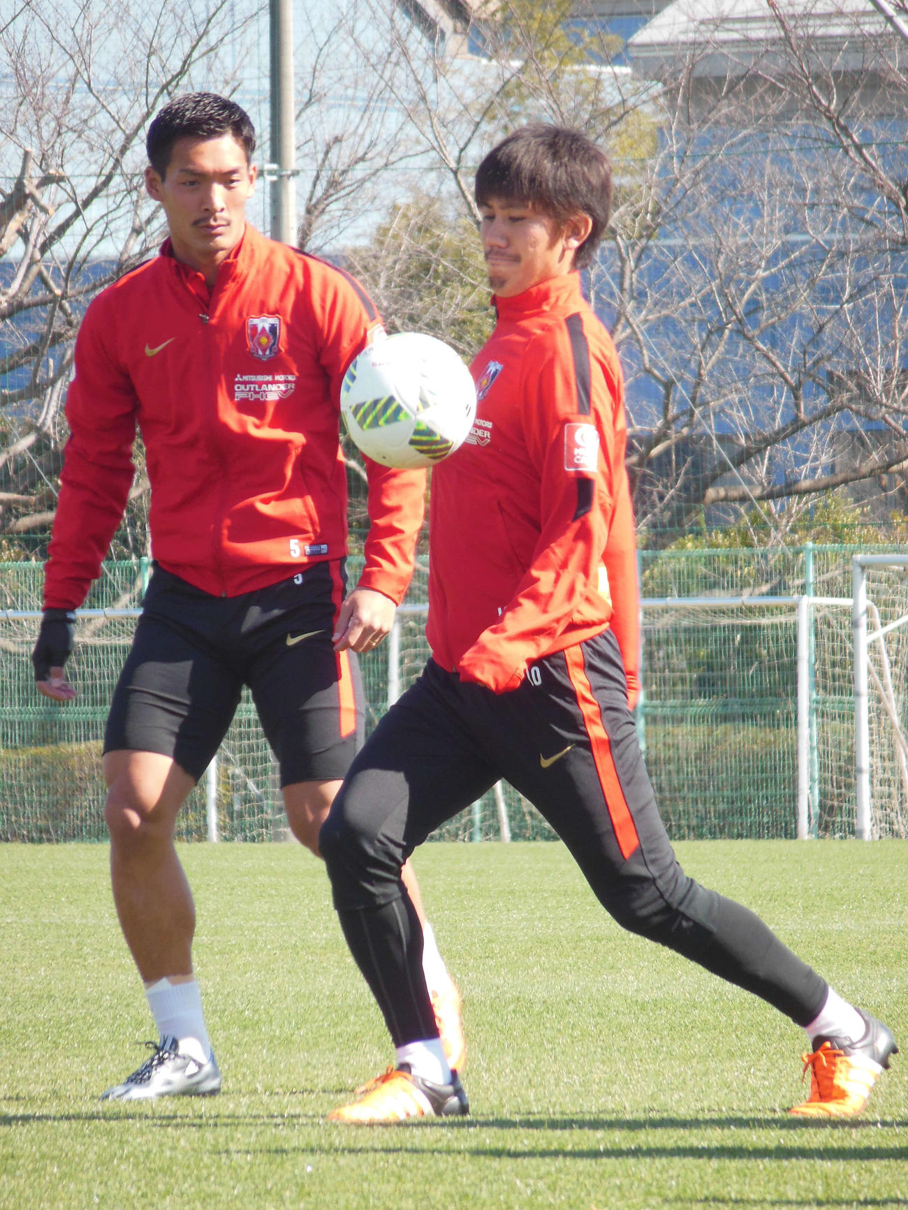 浦和DF槙野智章（左）とMF柏木陽介（2016年2月撮影）
