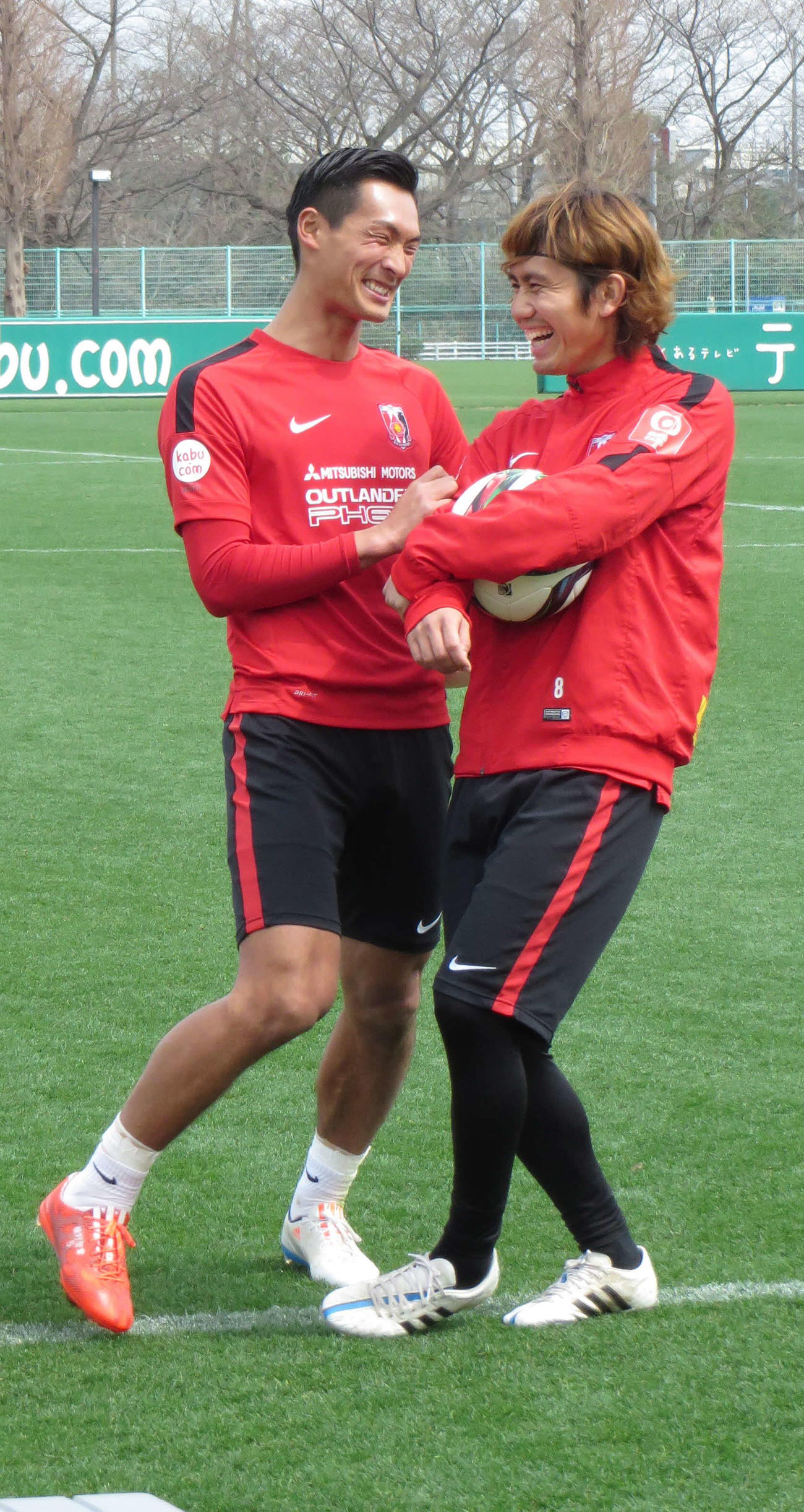 浦和DF槙野は練習後に笑顔をみせる。右はMF柏木（2015年3月撮影）