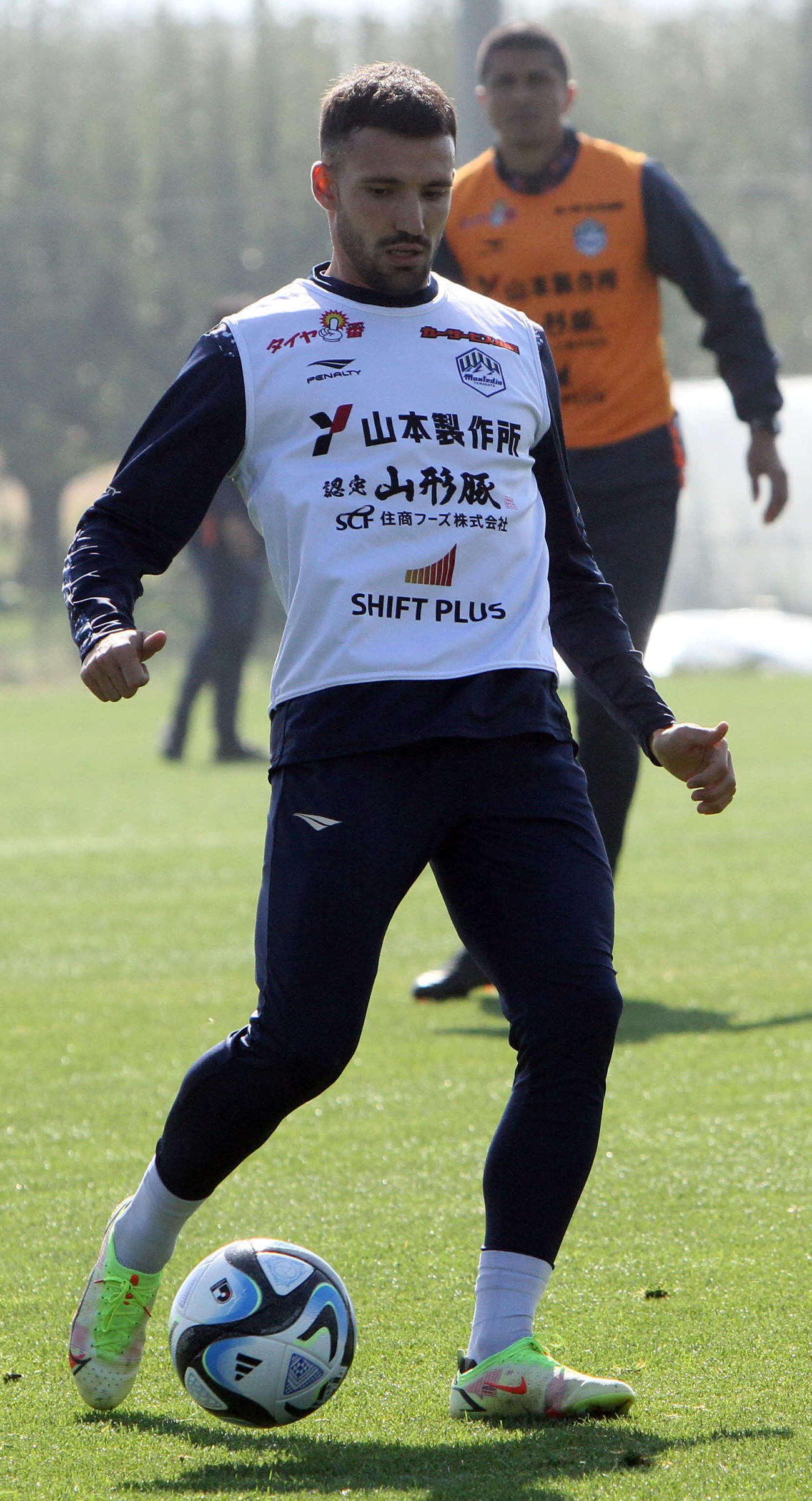 ミニゲームでパスを出すアウベス（撮影・木村有優）