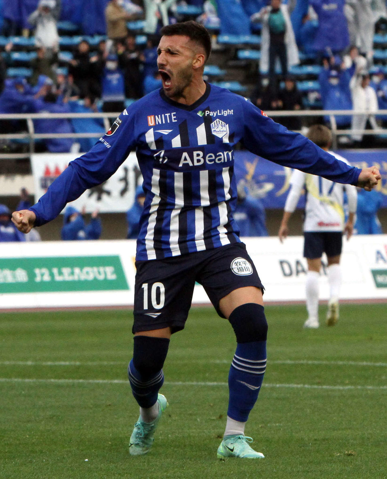 前節群馬戦でアシストを決め、雄たけびを上げるアウベス