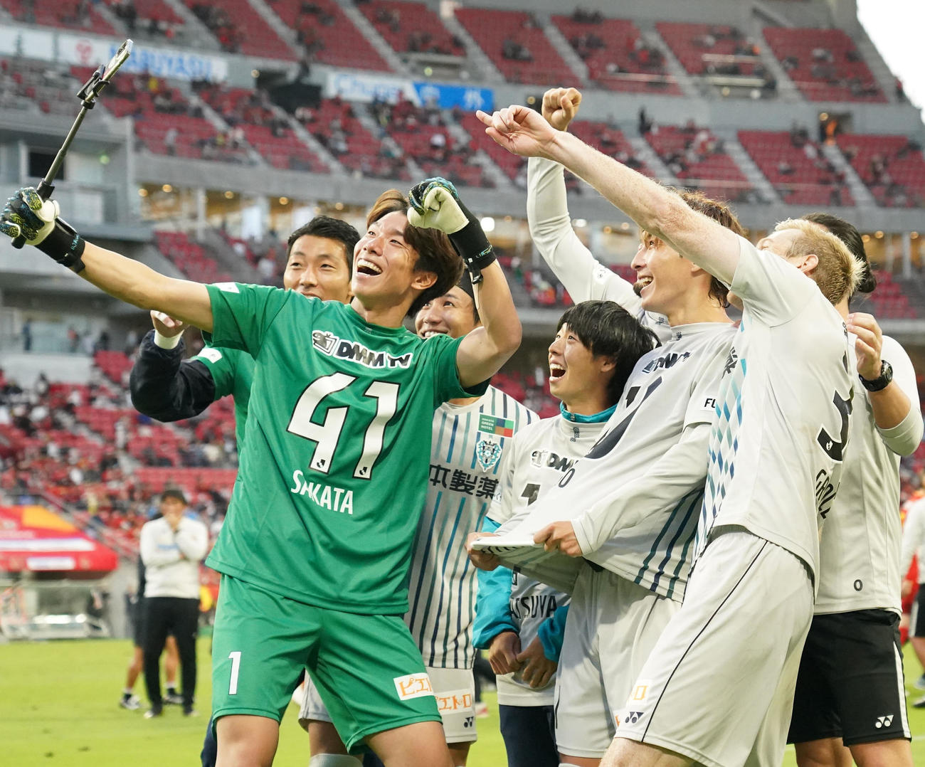 10月15日　名古屋対福岡　試合終了、名古屋に勝利し自撮りで喜ぶ福岡イレブン