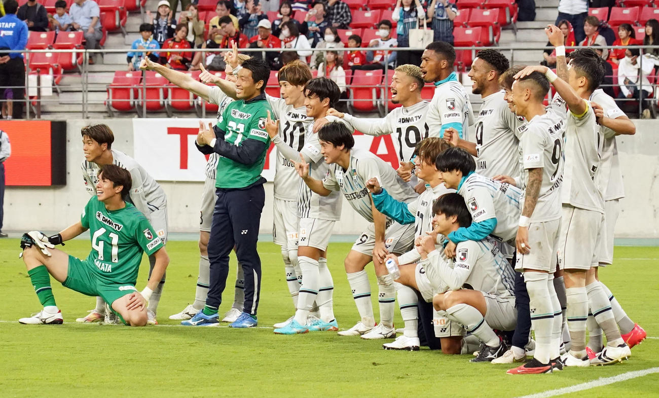 10月15日　名古屋対福岡　試合終了、名古屋に勝利し喜ぶ福岡イレブン