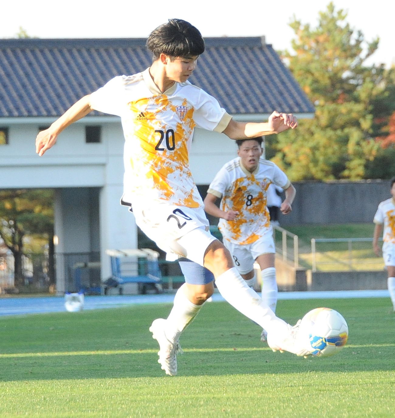相手最終ラインの背後に抜け出す開志学園JSCの中家