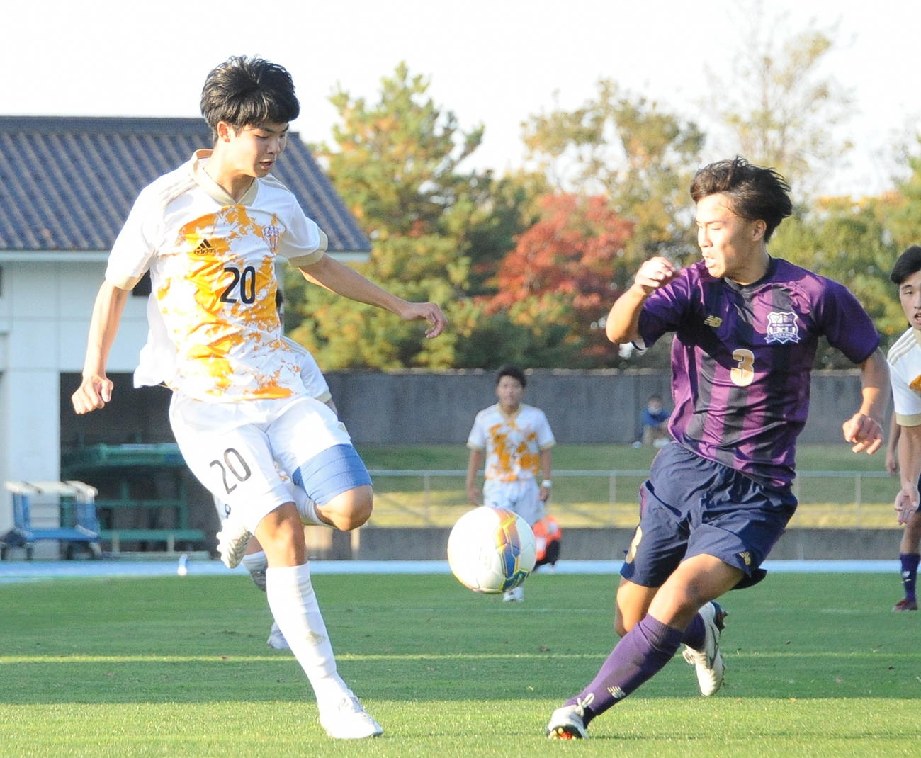 相手最終ラインの背後に抜け出す開志学園JSCの中家（左）