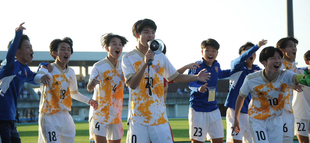 メガホンを持つ中家を中心に、決勝進出を喜ぶ開志学園JSCのメンバー