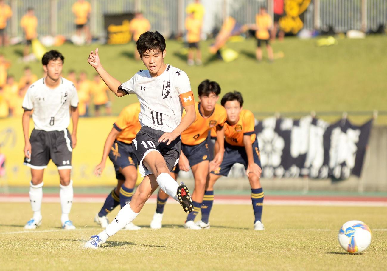 後半、PKで決勝点を決める浜名FW加藤