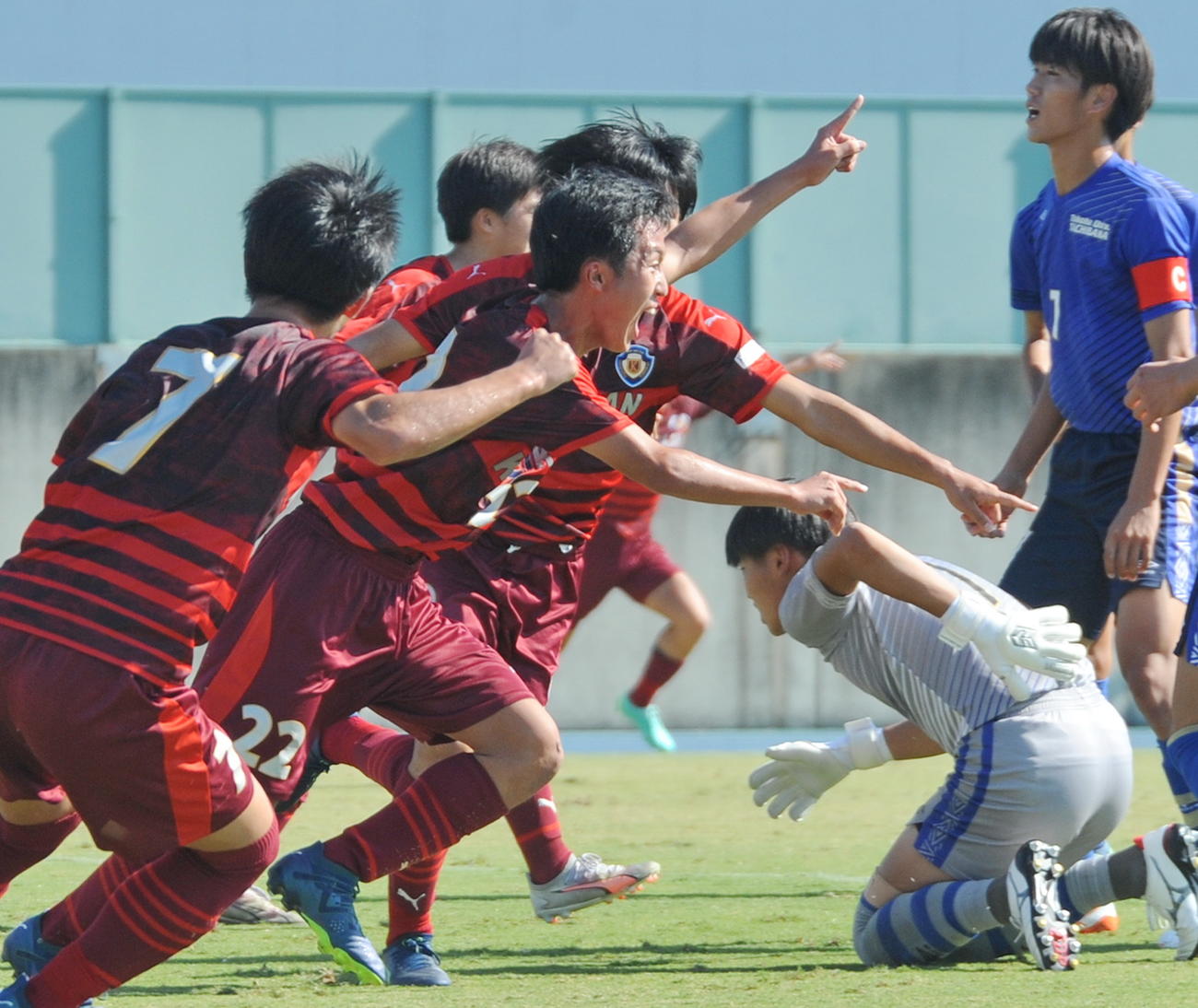 前半19分、先制点を奪い、雄たけびを上げる浜松開誠館MF篠倉（左から2人目）