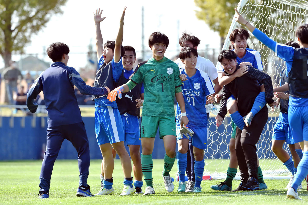 東北学院対宮城工　PK戦で2本を止める活躍で決勝進出を決め、チームメートと喜ぶ東北学院GK橋本（中央）（撮影・相沢孔志）