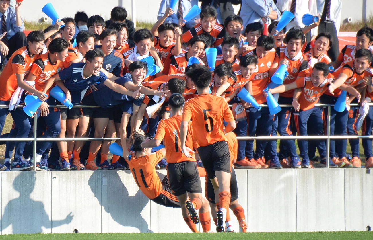 八戸学院野辺地西対八戸学院光星　後半9分、八戸学院野辺地西のFW成田が2点目を決め、応援団も大盛り上がり（撮影・濱本神威）