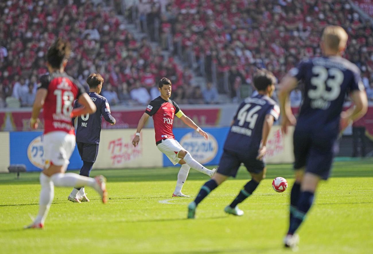 前半、パスを出す浦和・酒井（中央、共同）