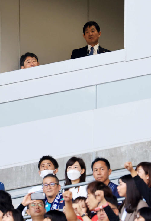 福岡対浦和　スタンドで視察する日本代表森保監督（右上）（撮影・浅見桂子）