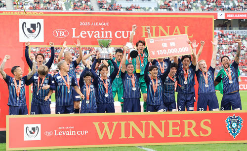 福岡対浦和　初の栄冠に輝きカップを掲げて喜ぶ福岡イレブン（撮影・浅見桂子）