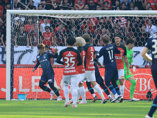 福岡対浦和　前半、先制ゴールを決めイレブンと喜ぶ福岡の前（左から2人目）（撮影・浅見桂子）