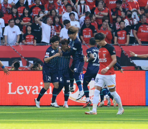 福岡対浦和　前半、先制ゴールを決めイレブンと喜ぶ福岡の前（左から2人目）（撮影・浅見桂子）