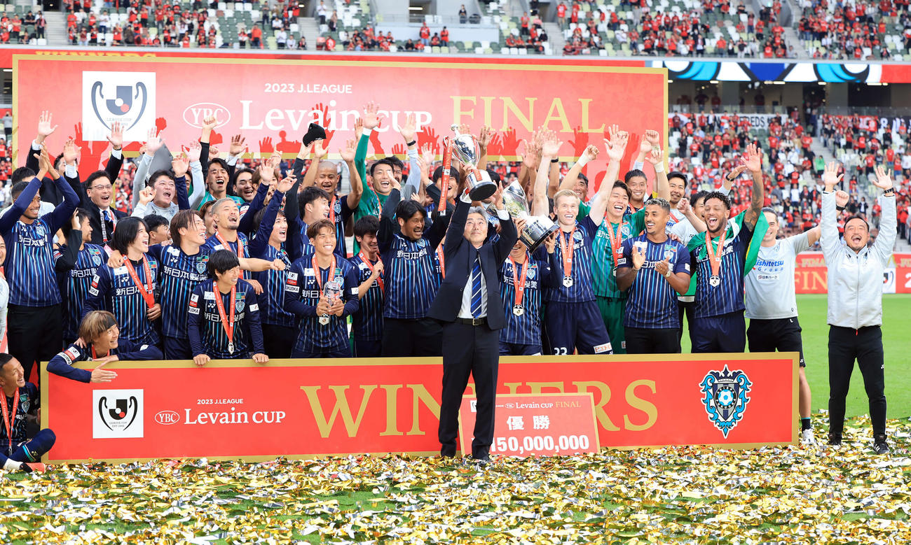 福岡対浦和　初の栄冠に輝きカップを掲げる長谷部監督（中央）ら福岡イレブン（撮影・浅見桂子）