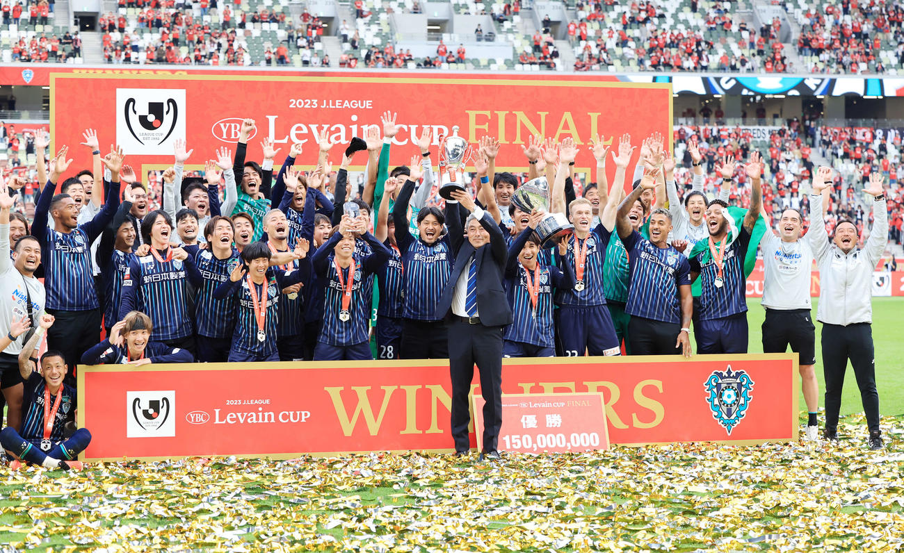 福岡対浦和　初の栄冠に輝きカップを掲げる長谷部監督（中央）ら福岡イレブン（撮影・浅見桂子）