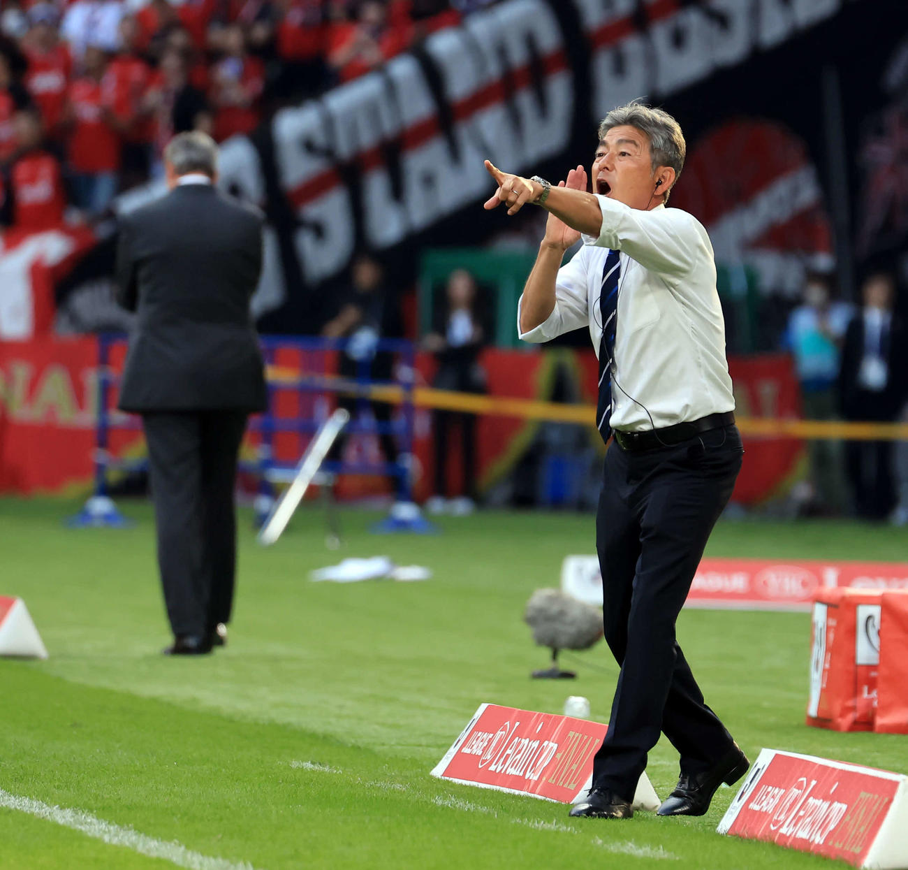 福岡対浦和　後半、大声で指示を出す福岡長谷部監督（右）。奥は浦和スコルジャ監督（撮影・浅見桂子）