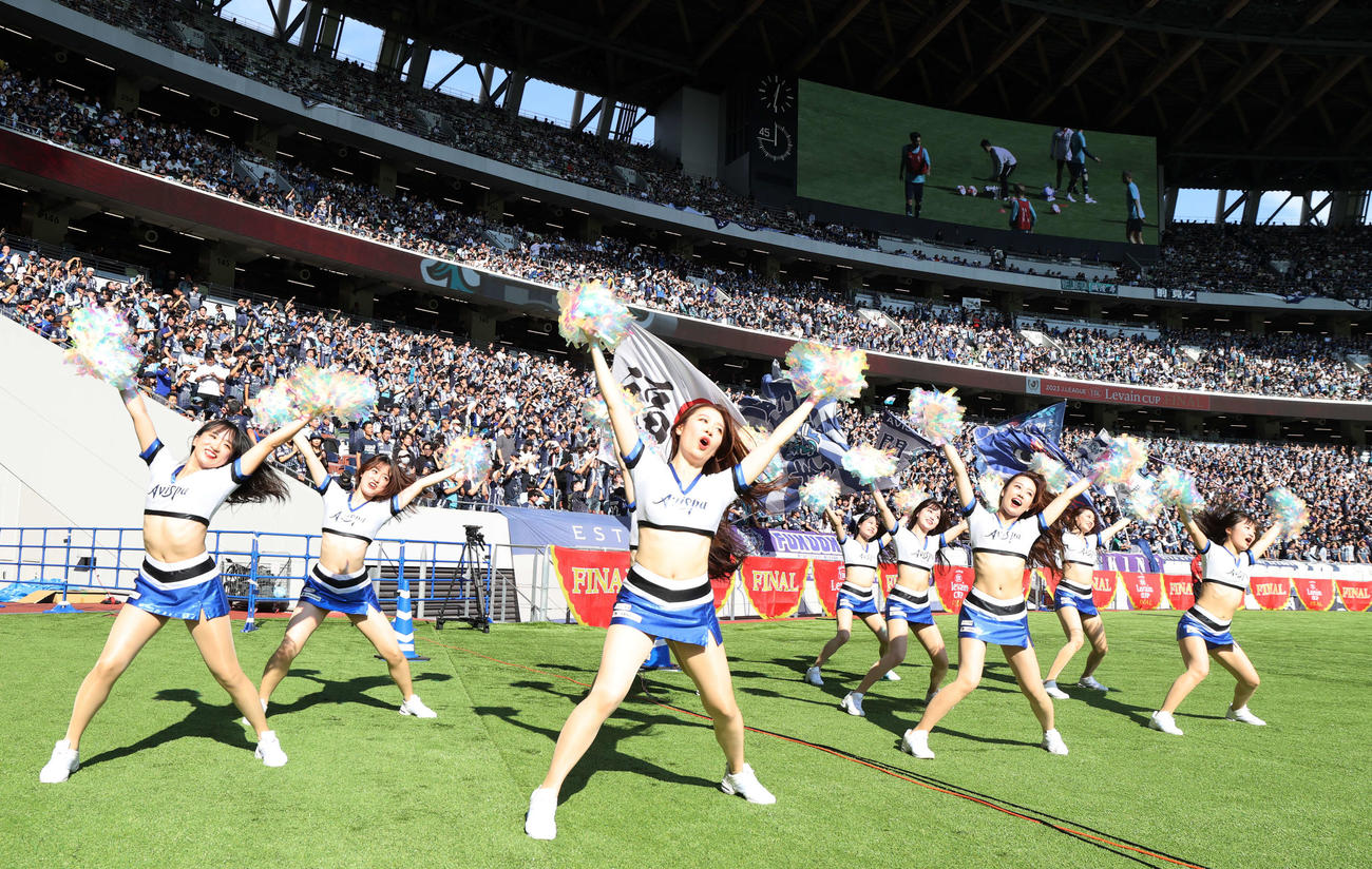 福岡対浦和　チアリーダーも登場し応援する福岡サポーター（撮影・浅見桂子）