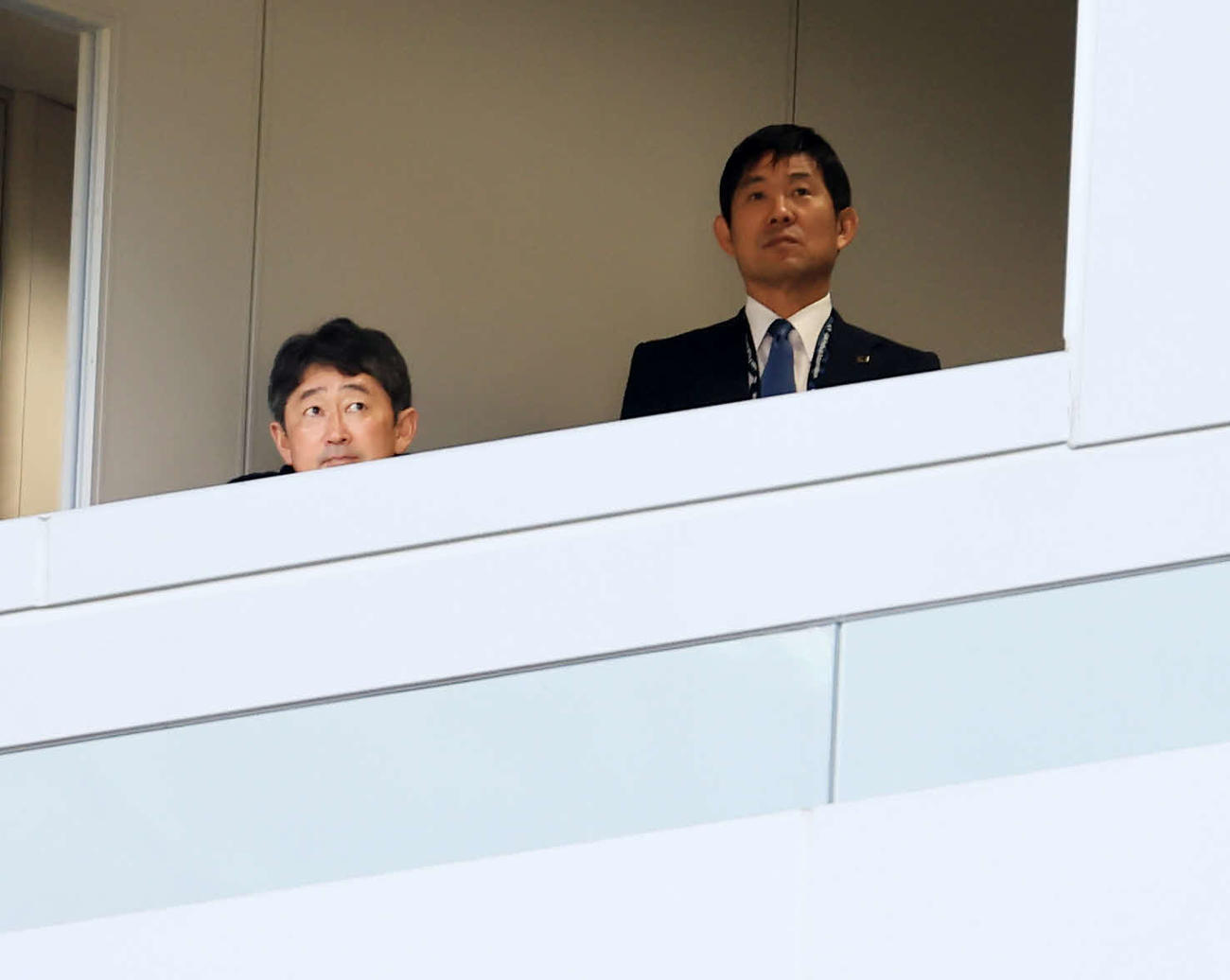 福岡対浦和　スタンドで視察する日本代表森保監督（右）（撮影・浅見桂子）