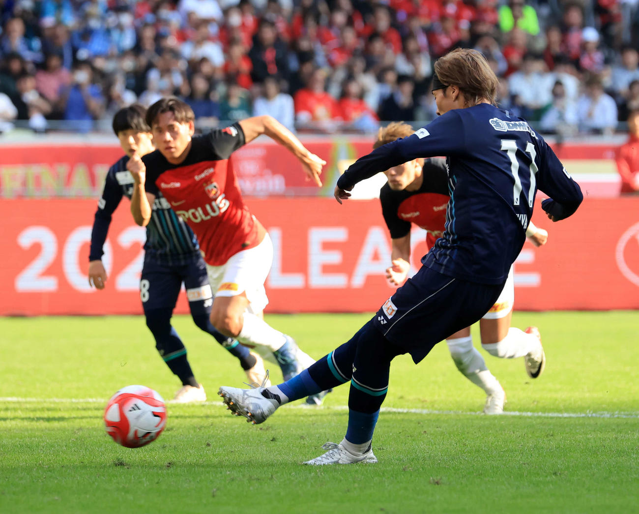 福岡対浦和　後半、PKを蹴るも阻まれる福岡山岸（撮影・浅見桂子）