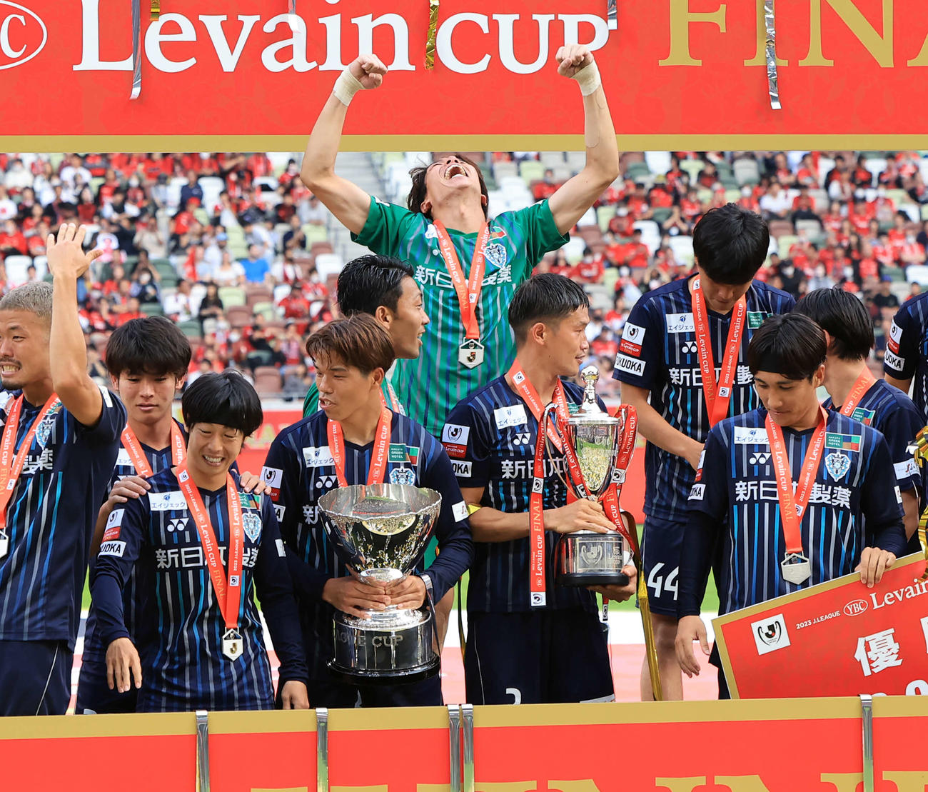 福岡対浦和　初の栄冠に輝き後方で天に向かってガッツポーズで歓喜する福岡永石（中央）（撮影・浅見桂子）